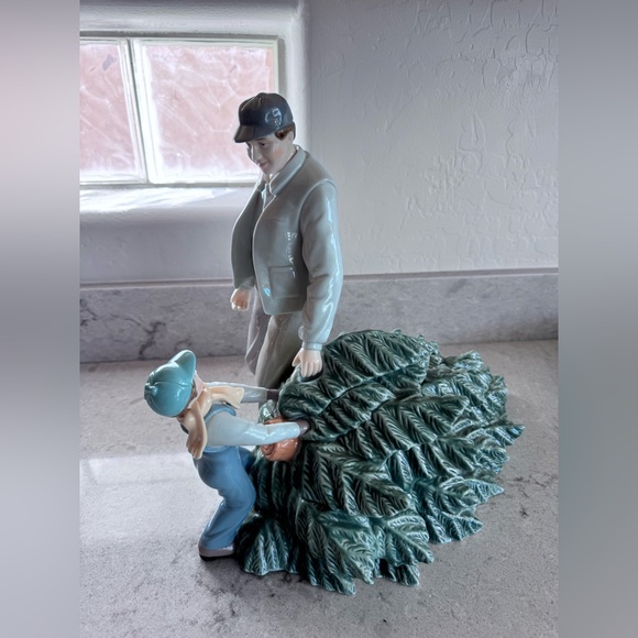 Sweet Grandeur Noel’s father and son Christmas tree figurine in great condition.